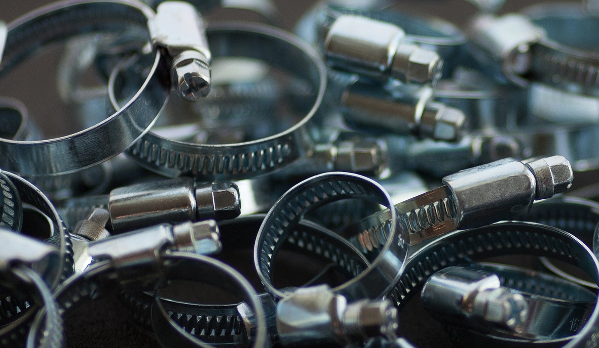 Her finder du et bredt sortiment inden for industrislanger, koblinger og spændebånd samt maskinpakninger