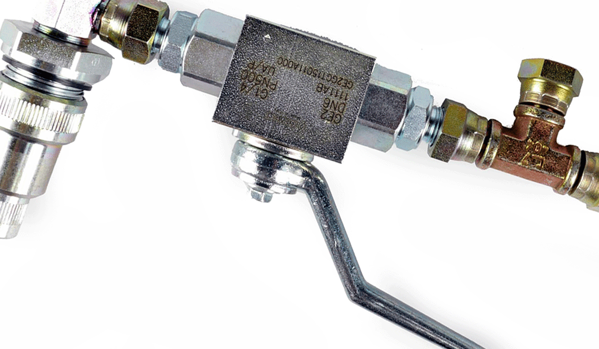 Tromlehaner og tragte til sikker håndtering af tapning og påfyldning af væsker.